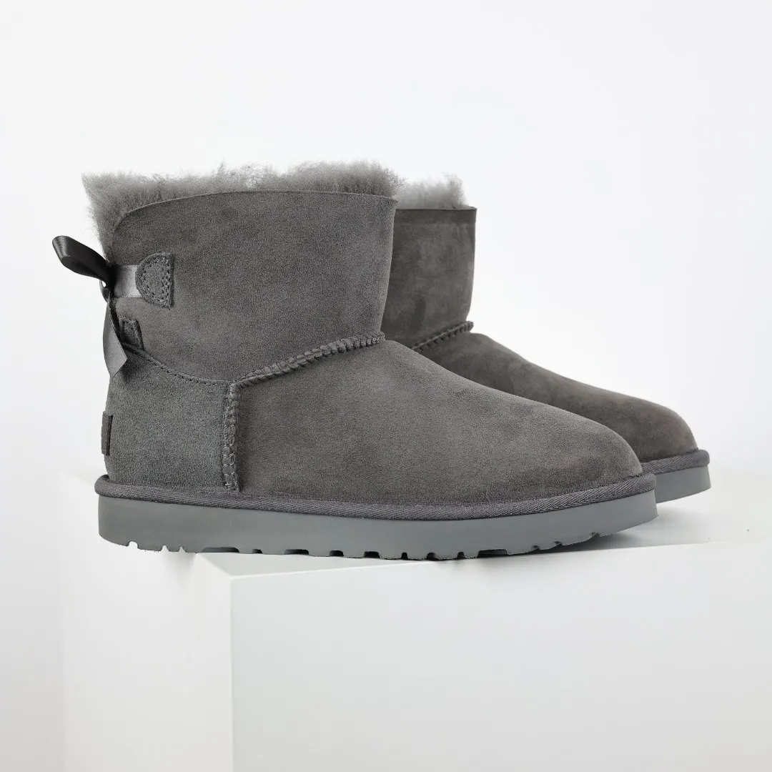 Pick up locally 💰560 The core recommendation is good price UGG bailey MiNi bow 2.0 series Xiaohongshu hot model Henan Longfeng leather production Sheepskin and fur integration Top quality in the market Waterproof upper material 2-3 cm cashmere insole to keep warm in winter and suitable for home use UUG launches a style series in the new year, partially skewed toward the preferences of young consumers, and also at the forefront of fashion trends Shoe body material Water-repellent coated suede upper 17mm UGGPURE™ implanted wool insole Lightweight non-slip comfortable rubber outsole With brand LOGO Trademark Comes with full packaging Size: 35 36 37 38 39 40